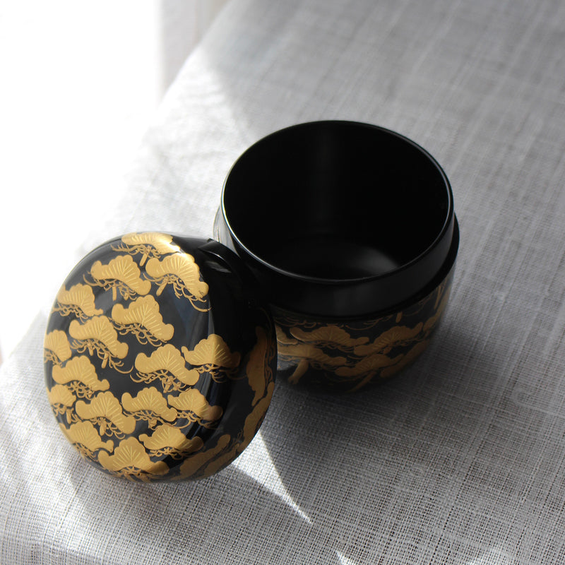 Natsume (boîte à thé) de l'ère Meiji en laque urushi japonaise et maki-e, motif Matsu (pin)