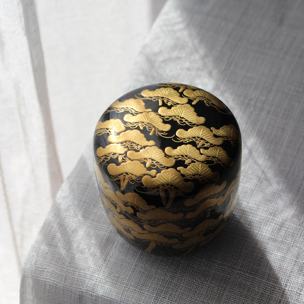 Natsume (boîte à thé) de l'ère Meiji en laque urushi japonaise et maki-e, motif Matsu (pin)