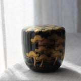 Natsume (boîte à thé) de l'ère Meiji en laque urushi japonaise et maki-e, motif Matsu (pin)