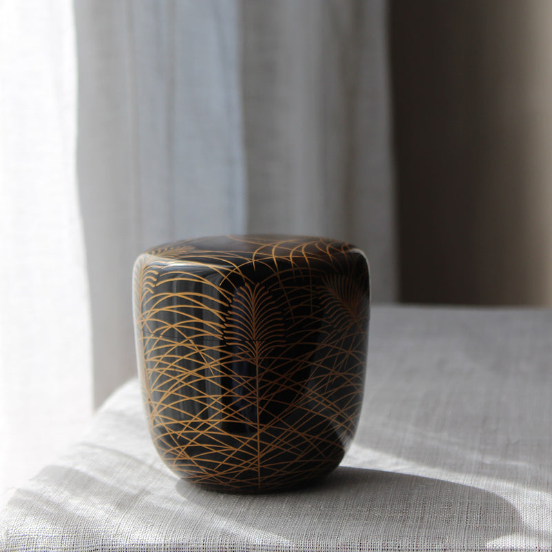 Natsume (boîte à thé) en laque urushi japonaise et maki-e, motif Akikusa (herbes d'automne) et Tsugi (lune)