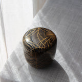 Natsume (boîte à thé) en laque urushi japonaise et maki-e, motif Akikusa (herbes d'automne) et Tsugi (lune)