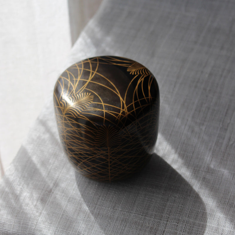 Natsume (boîte à thé) en laque urushi japonaise et maki-e, motif Akikusa (herbes d'automne) et Tsugi (lune)