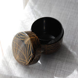 Natsume (boîte à thé) en laque urushi japonaise et maki-e, motif Akikusa (herbes d'automne) et Tsugi (lune)