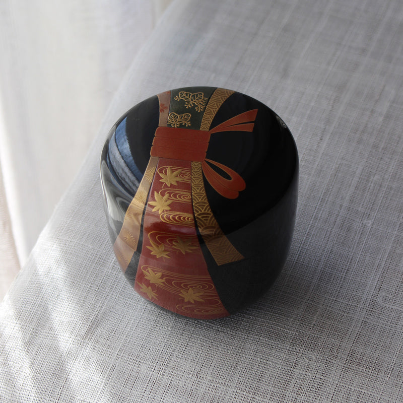 Natsume (tea box) in Japanese urushi lacquer and maki-e, ribbon pattern