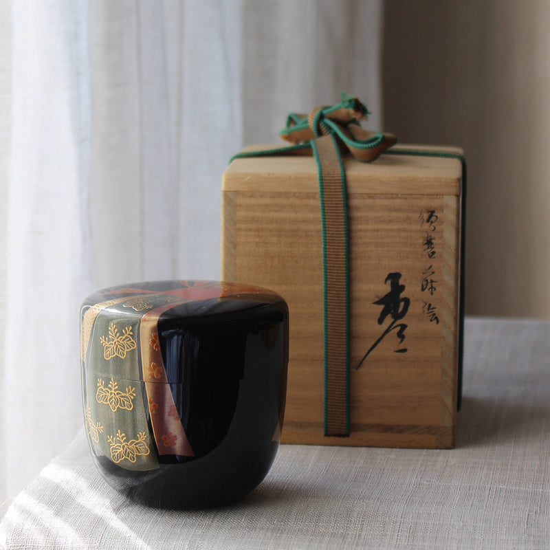 Natsume (tea box) in Japanese urushi lacquer and maki-e, ribbon pattern