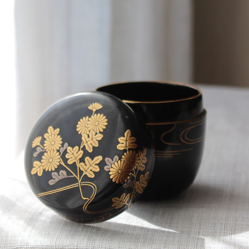 Natsume (tea box) Japanese urushi lacquer and maki-e, floral pattern