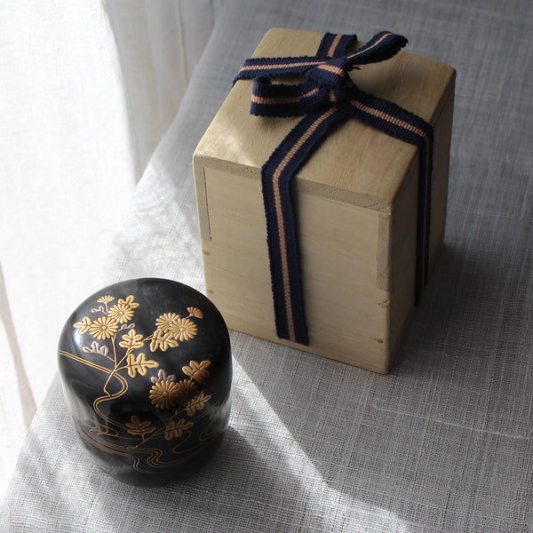 Natsume (boîte à thé) laque urushi japonaise et maki-e, motif floral