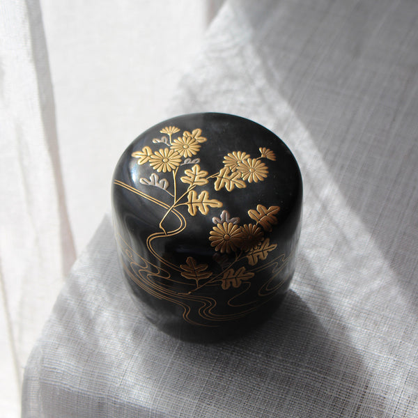 Natsume (boîte à thé) laque urushi japonaise et maki-e, motif floral
