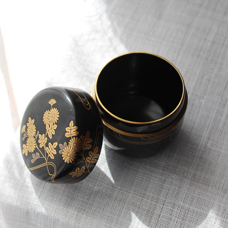 Natsume (tea box) Japanese urushi lacquer and maki-e, floral pattern
