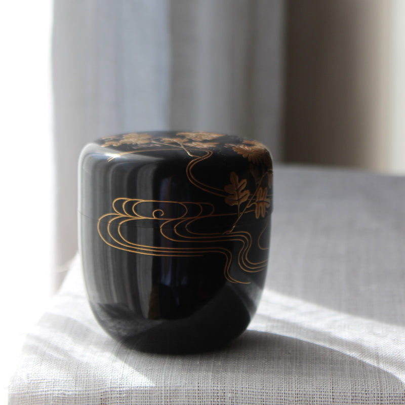 Natsume (tea box) Japanese urushi lacquer and maki-e, floral pattern