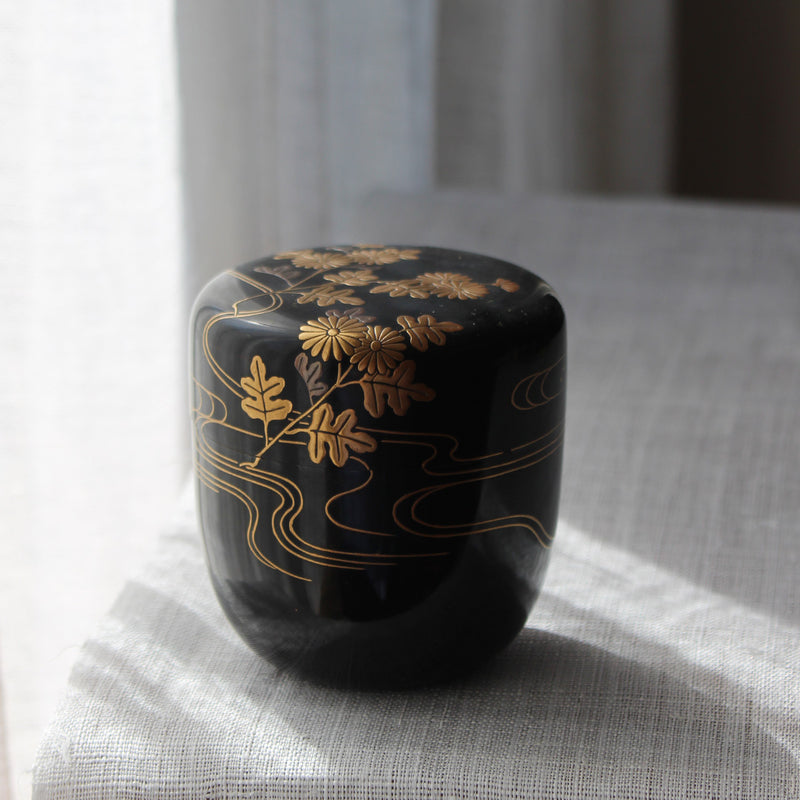 Natsume (tea box) Japanese urushi lacquer and maki-e, floral pattern