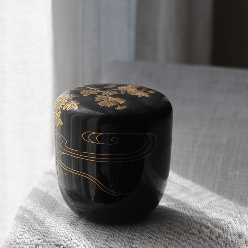Natsume (tea box) Japanese urushi lacquer and maki-e, floral pattern