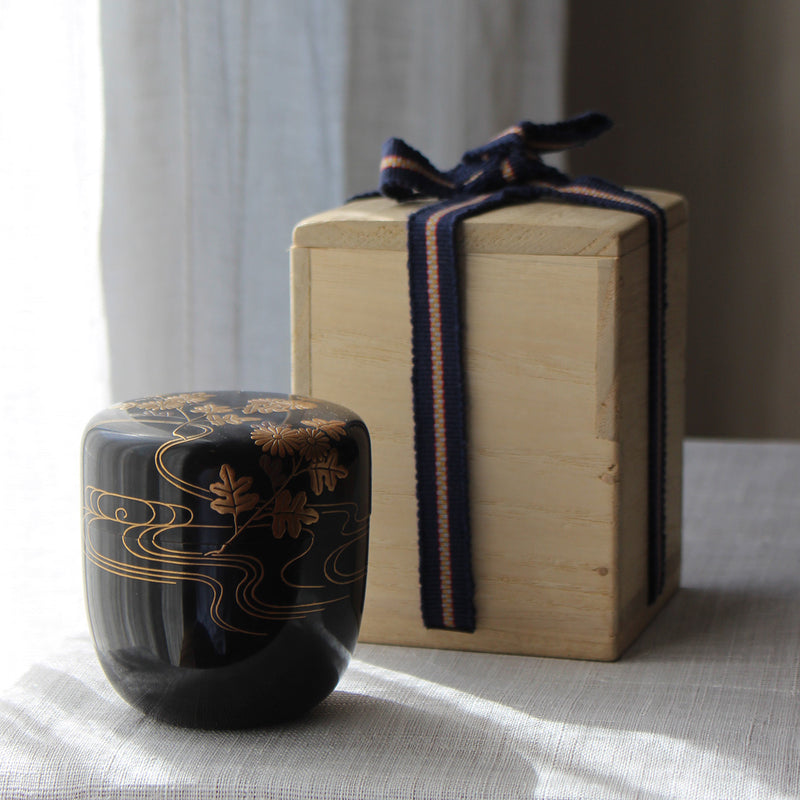 Natsume (tea box) Japanese urushi lacquer and maki-e, floral pattern