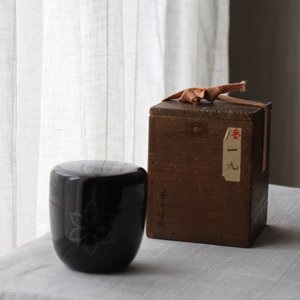 Natsume (tea box) in urushi lacquer and silver maki-e, Yuki (snow) design