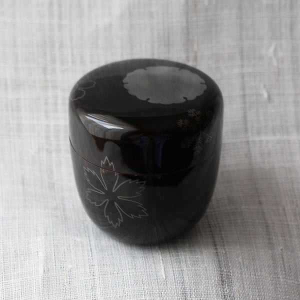 Natsume (tea box) in urushi lacquer and silver maki-e, Yuki (snow) design