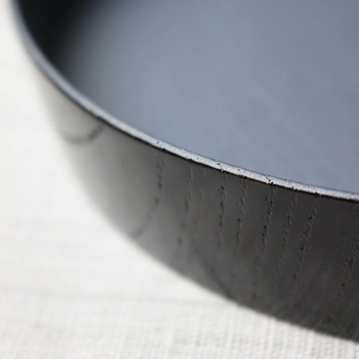 Set de 3 assiettes japonaises bois, laque urushi noire et pigment bleu métallique