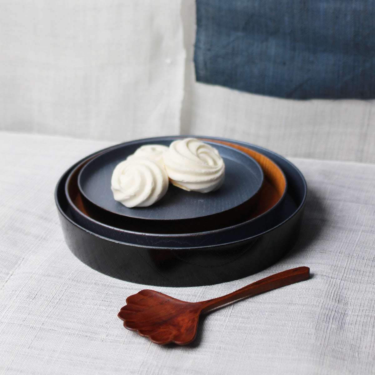 Set de 3 assiettes japonaises bois, laque urushi noire et pigment bleu métallique