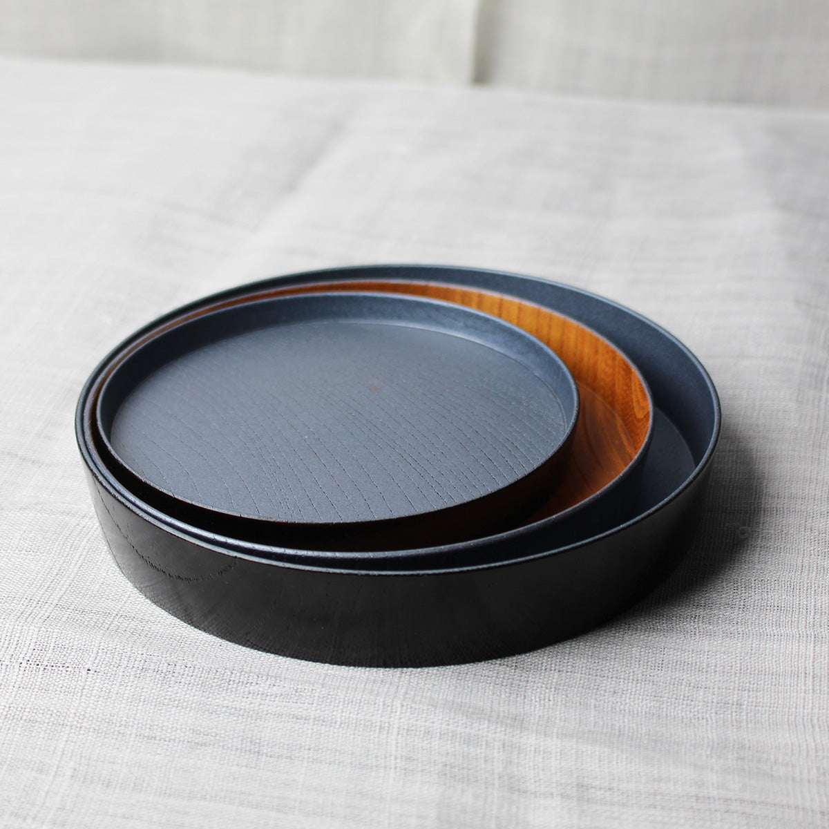Set de 3 assiettes japonaises bois, laque urushi noire et pigment bleu métallique
