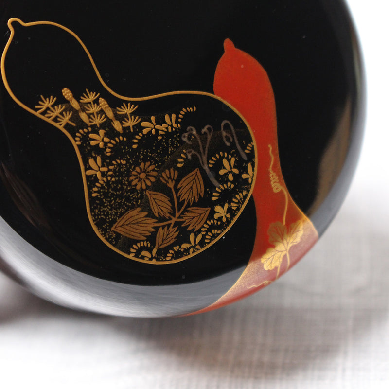 Natsume (boîte à thé) en laque urushi japonaise et maki-e, motif Hisago (coloquinte)