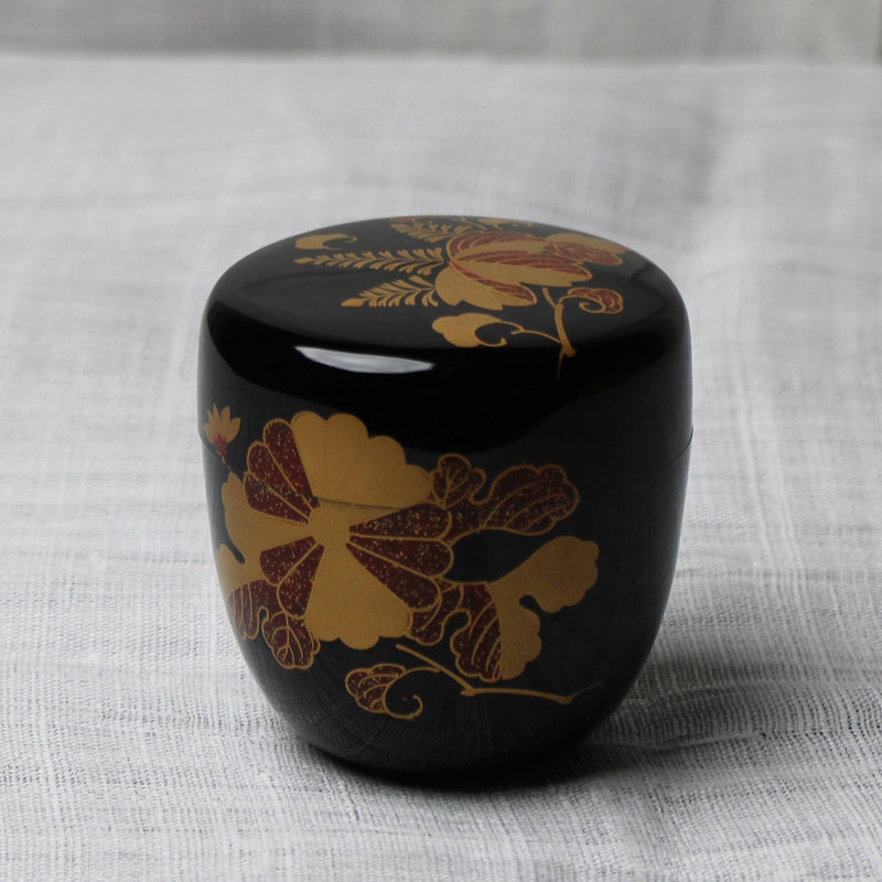 Natsume (boîte à thé) en laque urushi japonaise et maki-e, motif Kiri (paulownia) et Kiku (chrysanthème)