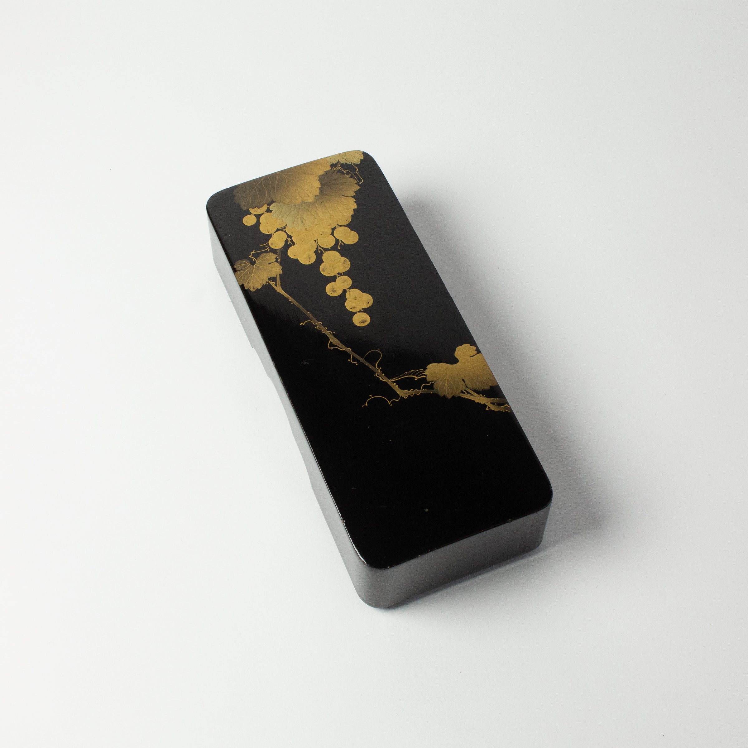Boîte tanzaku japonaise en laque urushi – décor de grappes de raisin en maki-e (poudre d'or)