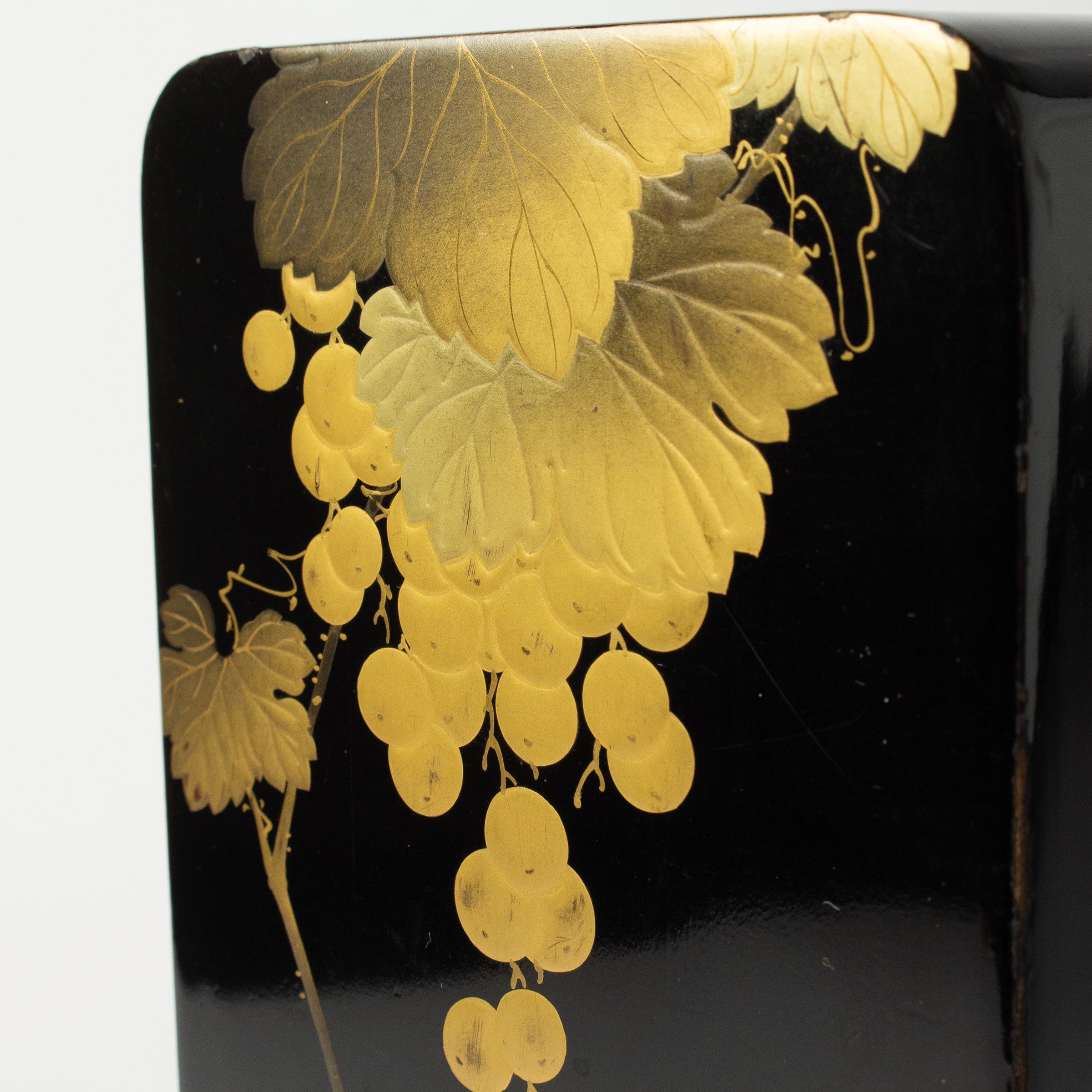Japanese tanzaku box in urushi lacquer – decorated with grape clusters in maki-e (gold powder) 