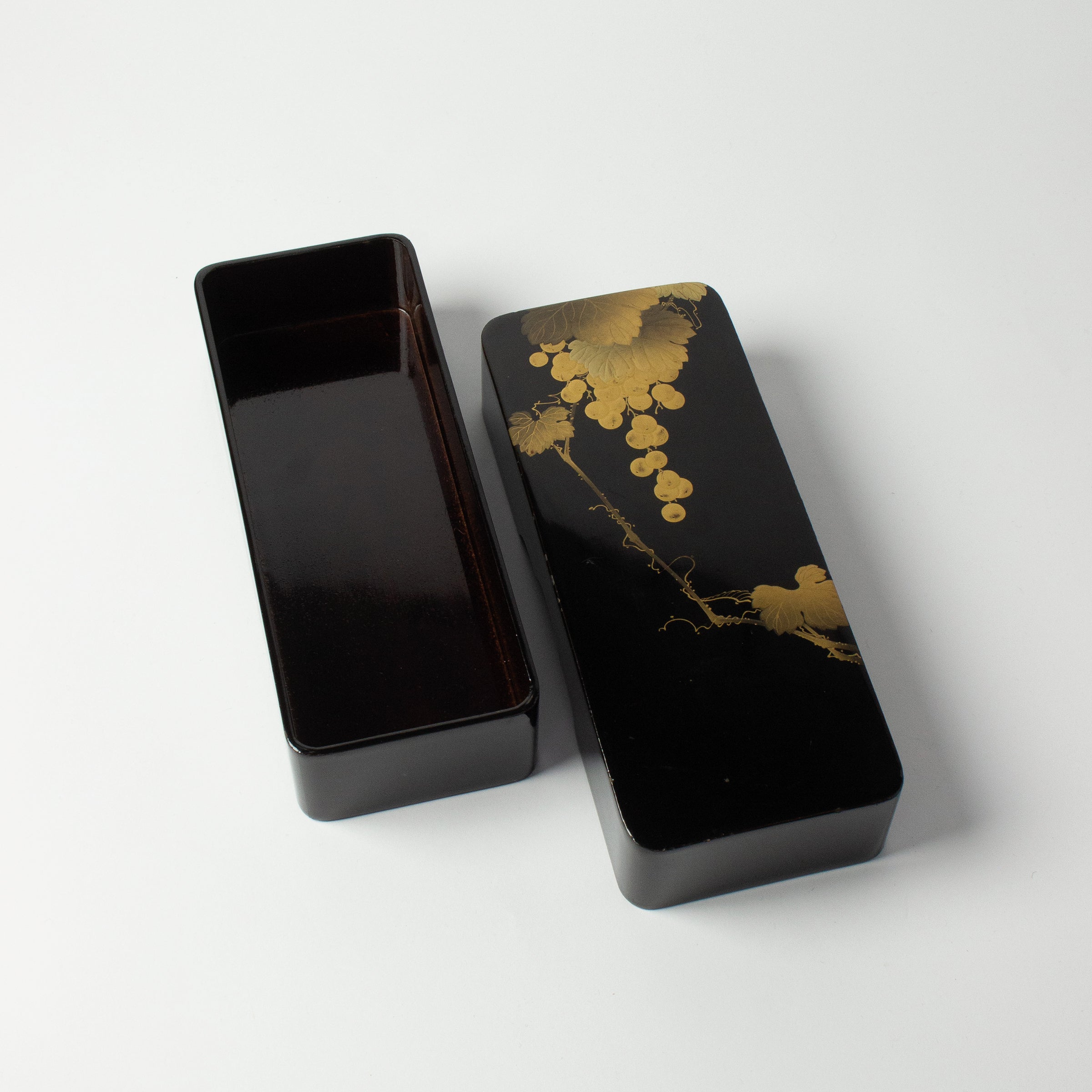 Japanese tanzaku box in urushi lacquer – decorated with grape clusters in maki-e (gold powder) 