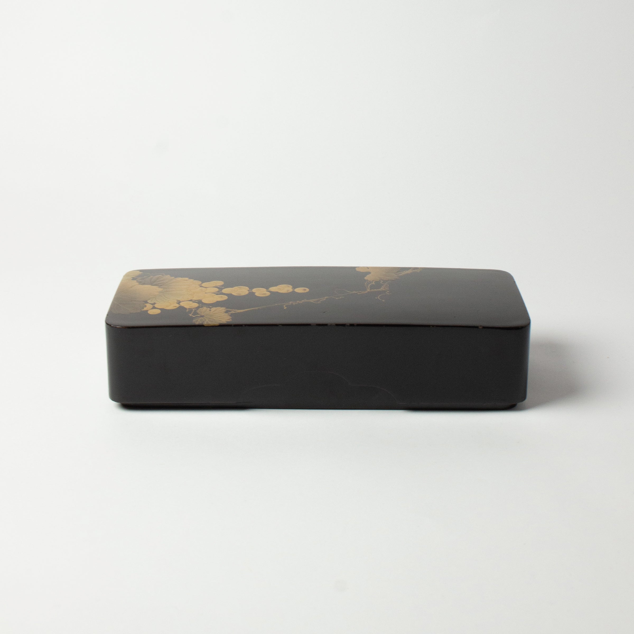 Japanese tanzaku box in urushi lacquer – decorated with grape clusters in maki-e (gold powder) 