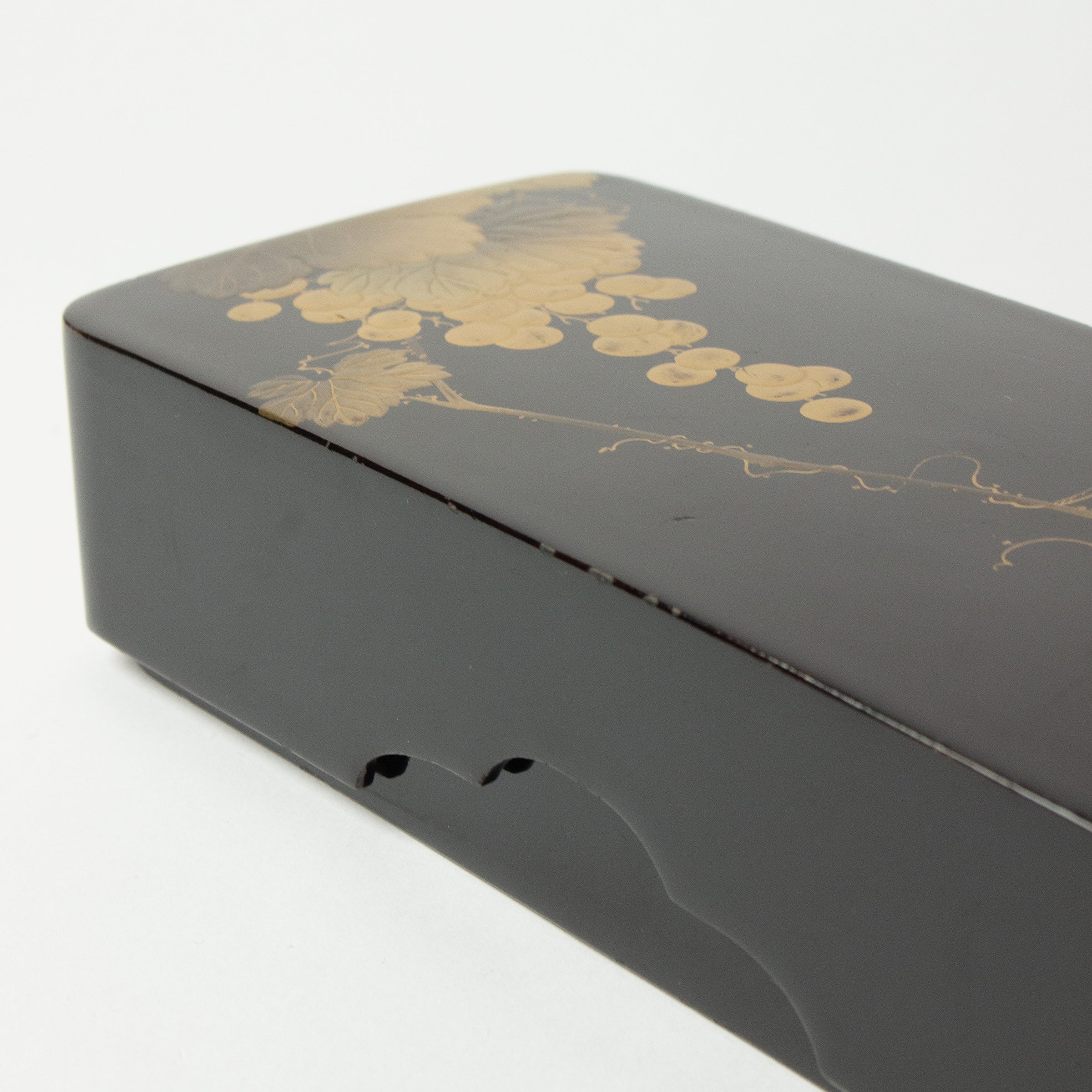 Japanese tanzaku box in urushi lacquer – decorated with grape clusters in maki-e (gold powder) 
