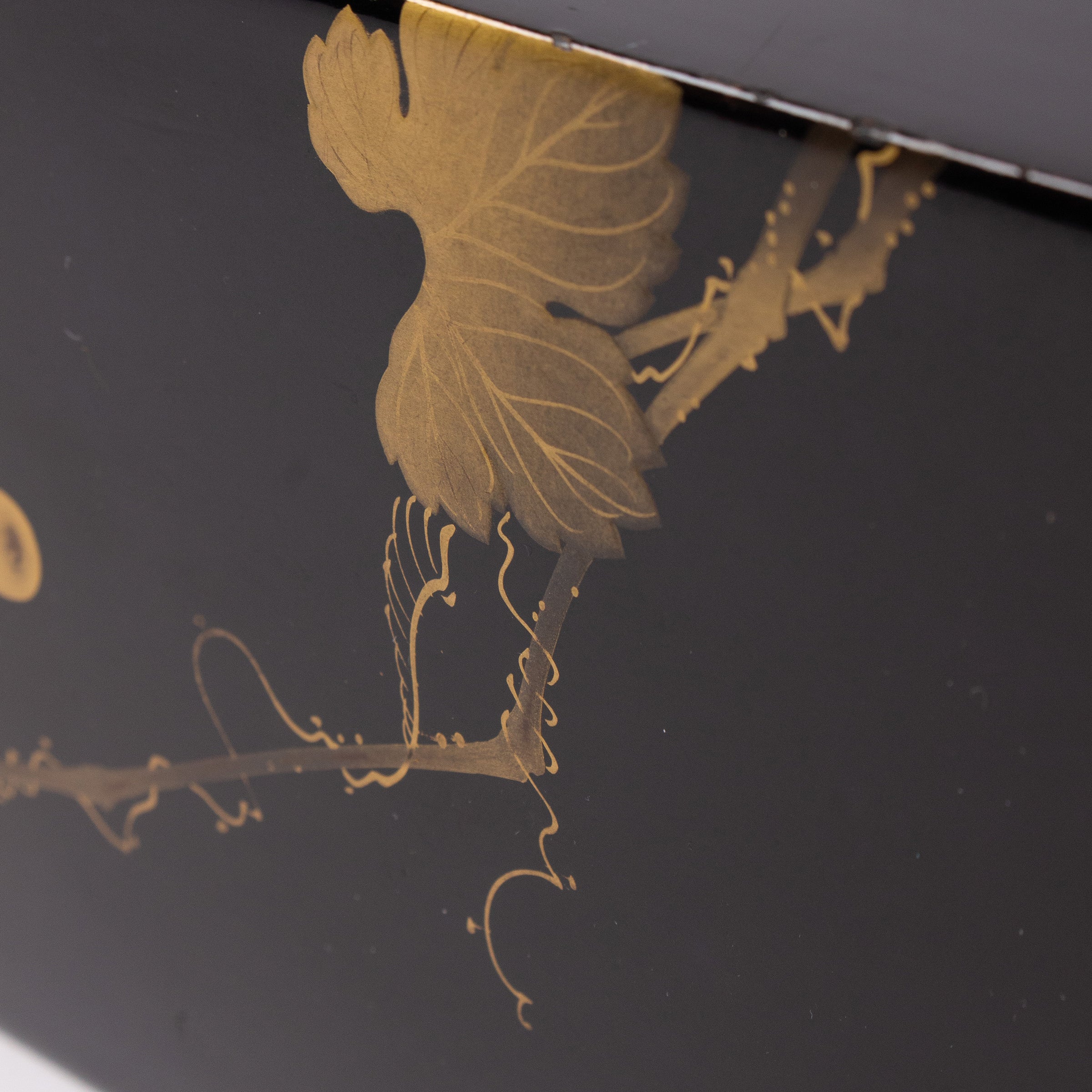 Japanese tanzaku box in urushi lacquer – decorated with grape clusters in maki-e (gold powder) 