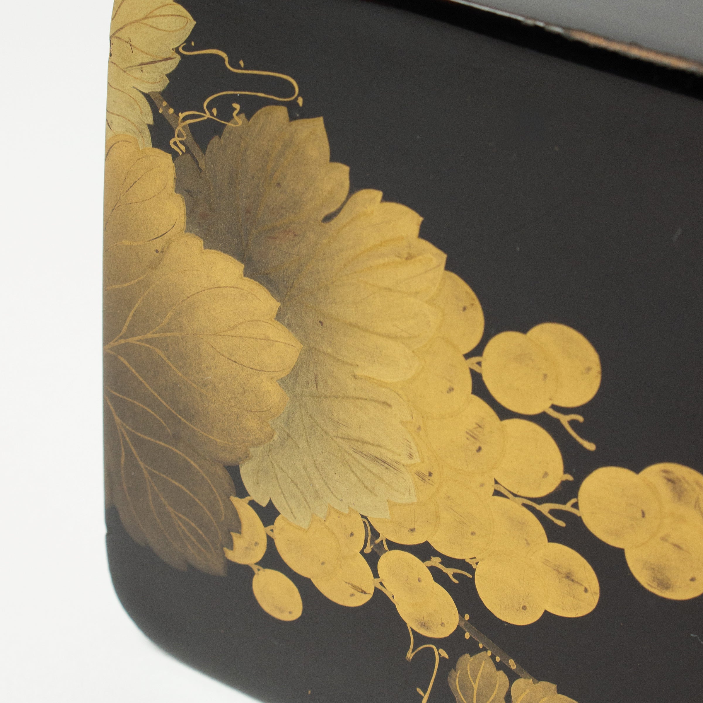 Japanese tanzaku box in urushi lacquer – decorated with grape clusters in maki-e (gold powder) 