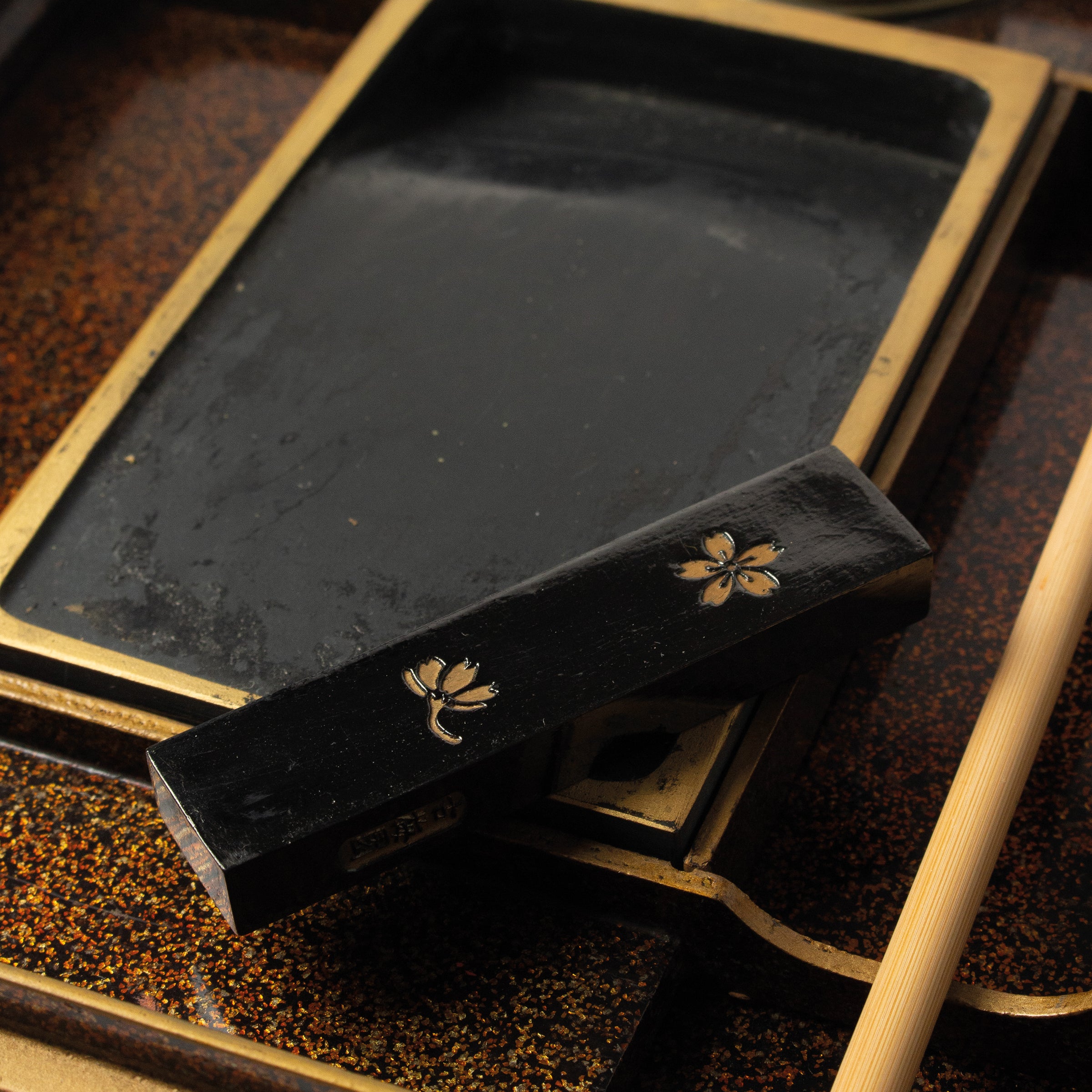 Suzuribako Rimpa school, urushi lacquer, camellias in maki-e gold powder and mother-of-pearl