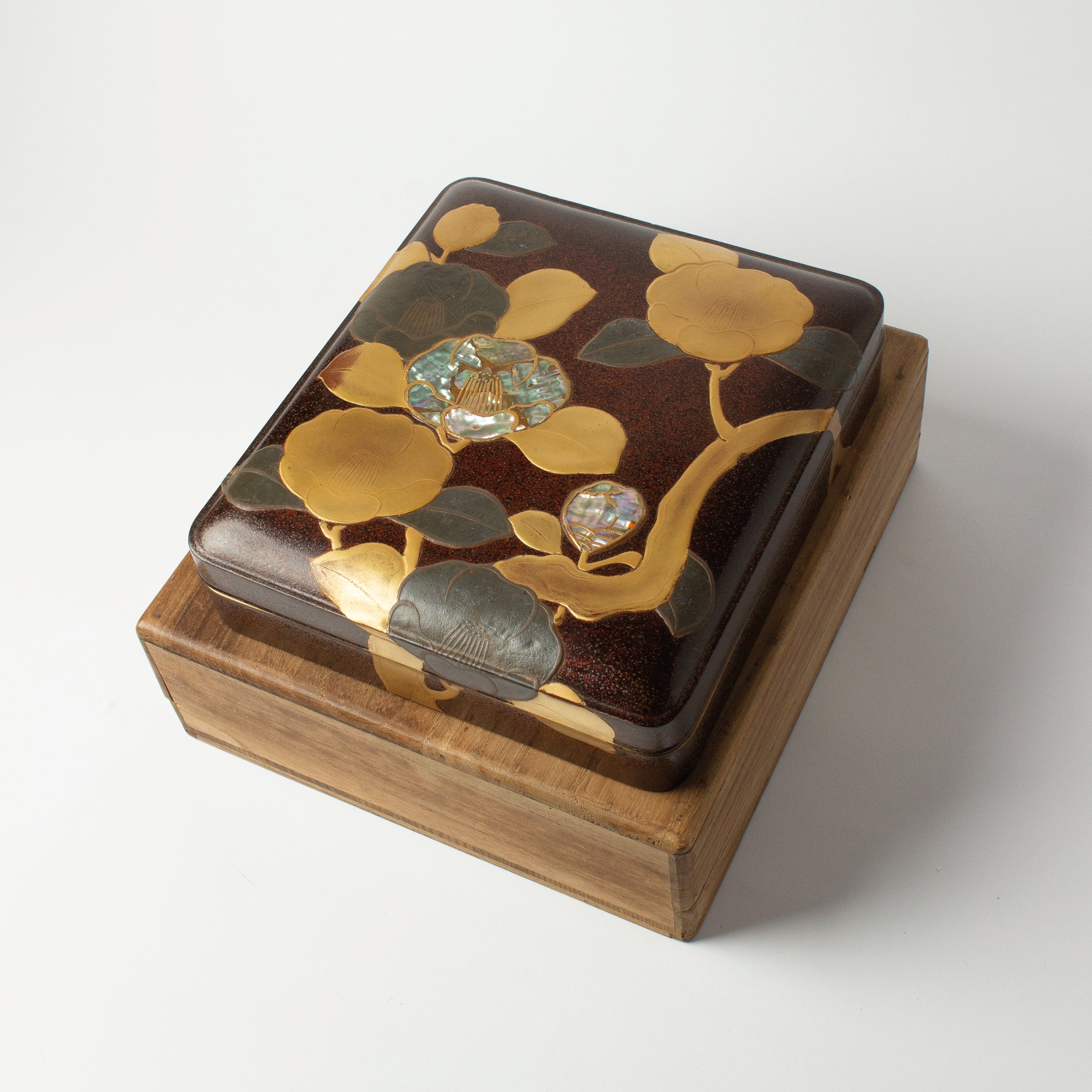 Suzuribako Rimpa school, urushi lacquer, camellias in maki-e gold powder and mother-of-pearl