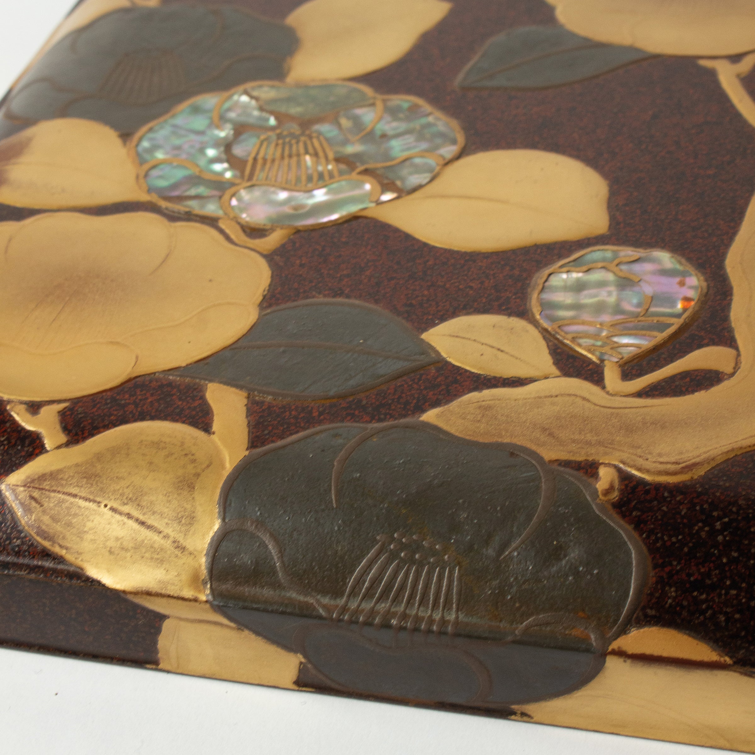 Suzuribako Rimpa school, urushi lacquer, camellias in maki-e gold powder and mother-of-pearl