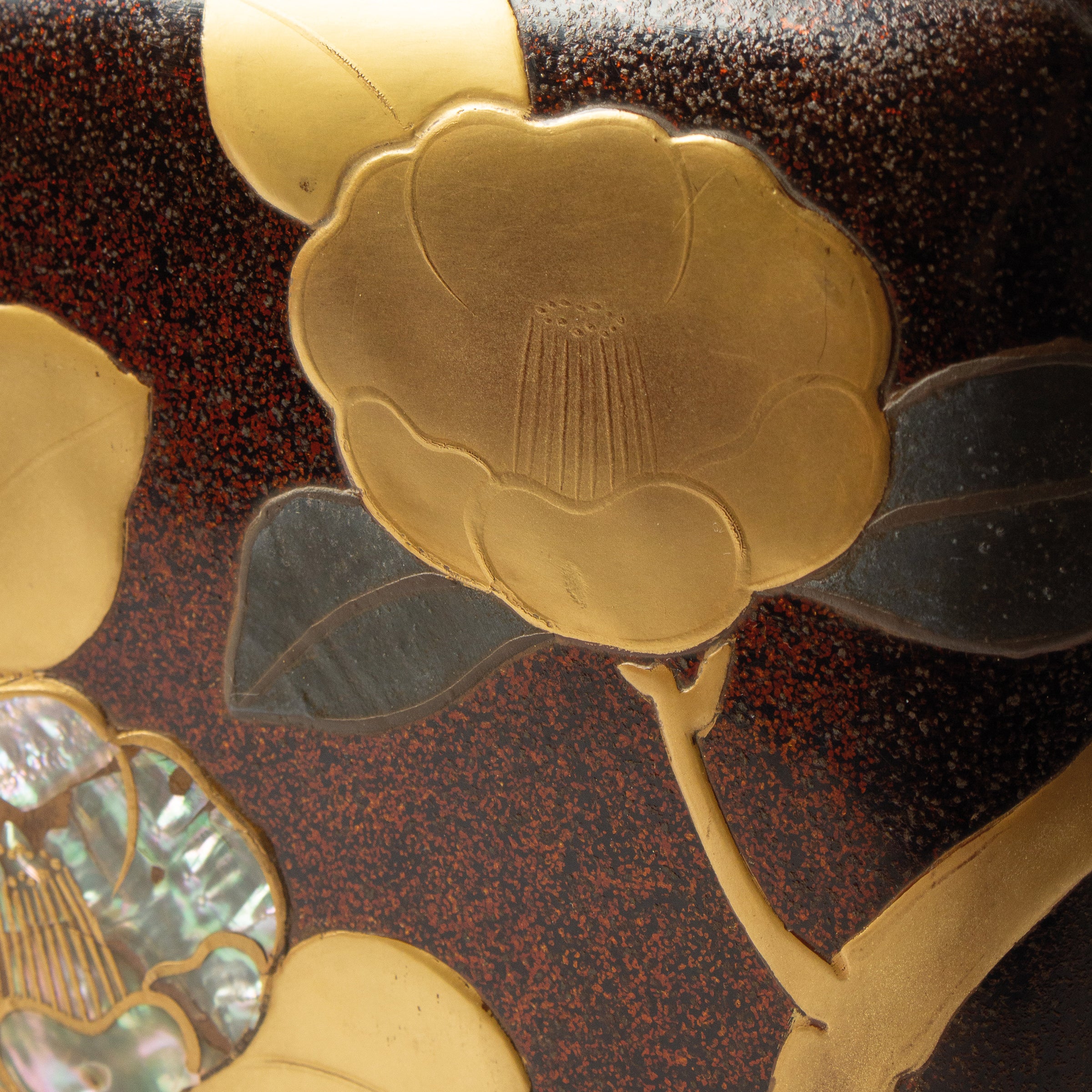Suzuribako Rimpa school, urushi lacquer, camellias in maki-e gold powder and mother-of-pearl