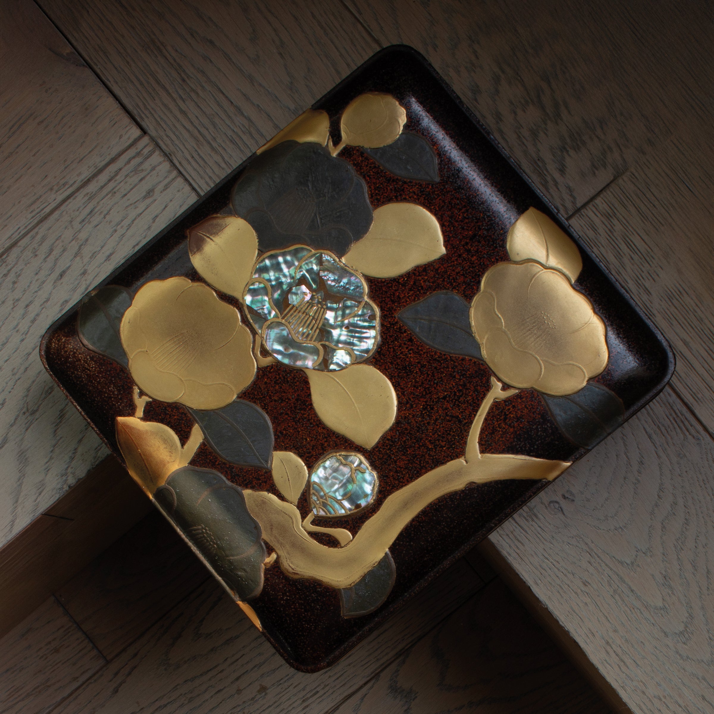Suzuribako Rimpa school, urushi lacquer, camellias in maki-e gold powder and mother-of-pearl