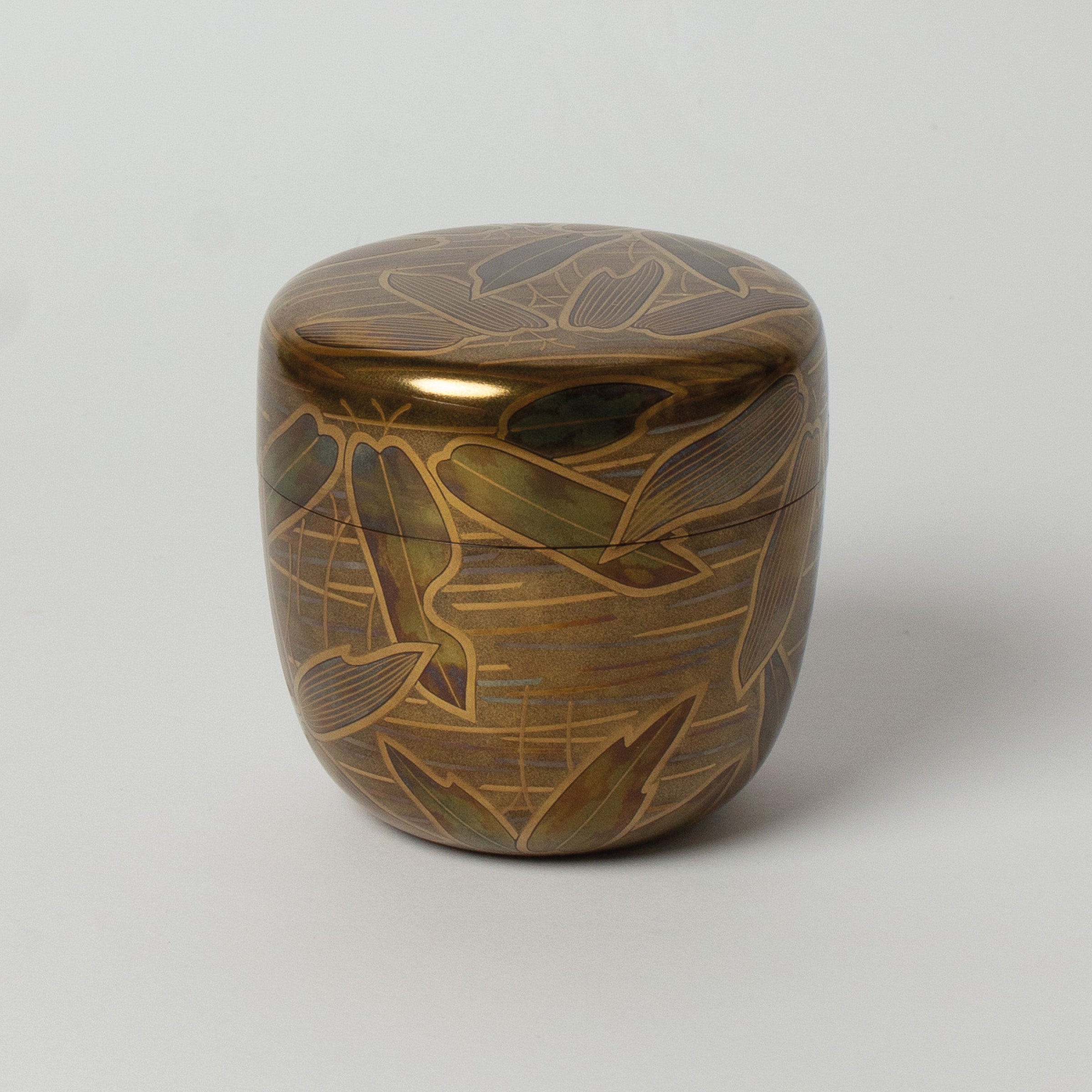 Natsume (tea caddy) gold lacquer, Toki no Sato (“ibis village”) motif by Wakashima Takeshi (Sōsai)