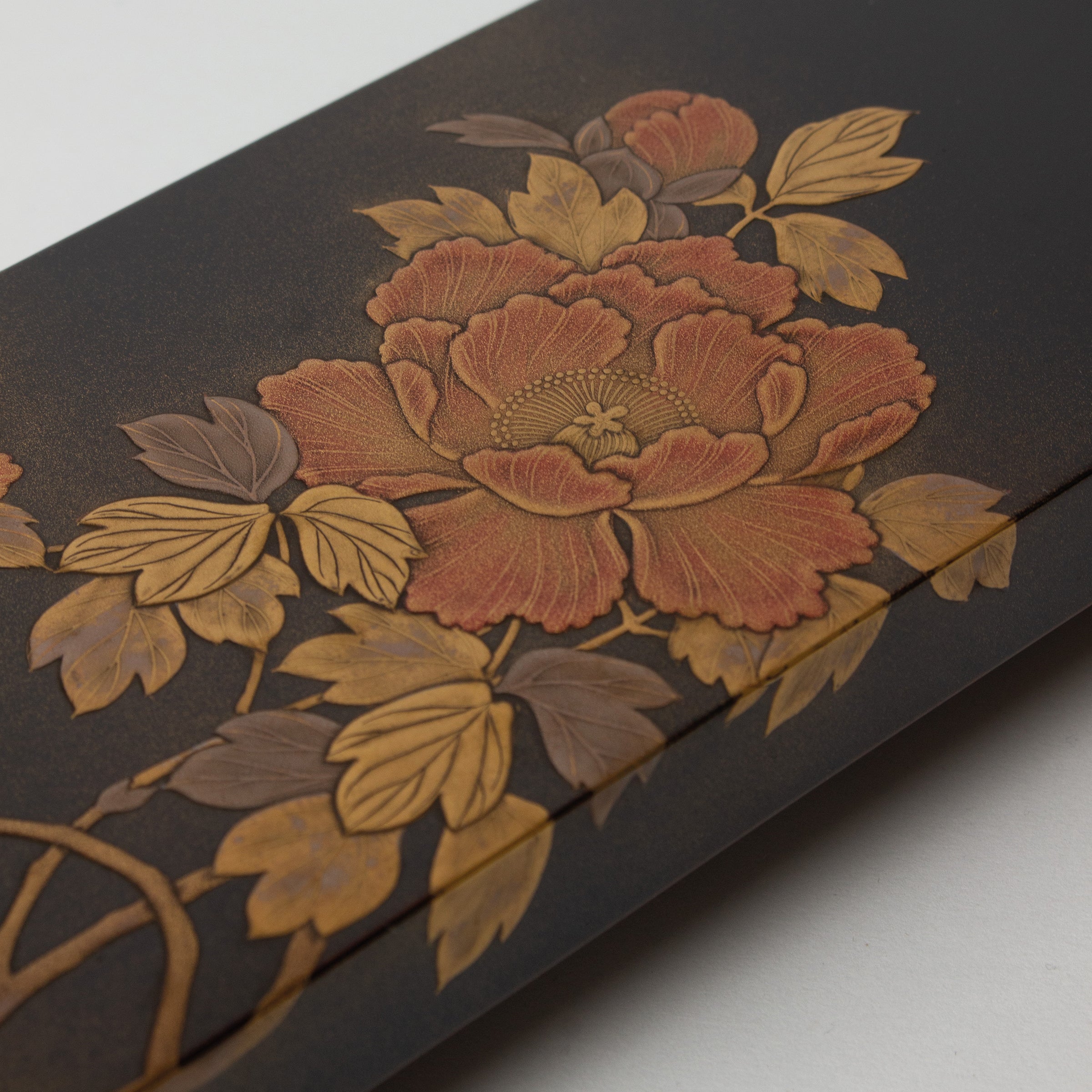 Boîte longue en laque urushi japonaise, pivoines en maki-e poudres d'or