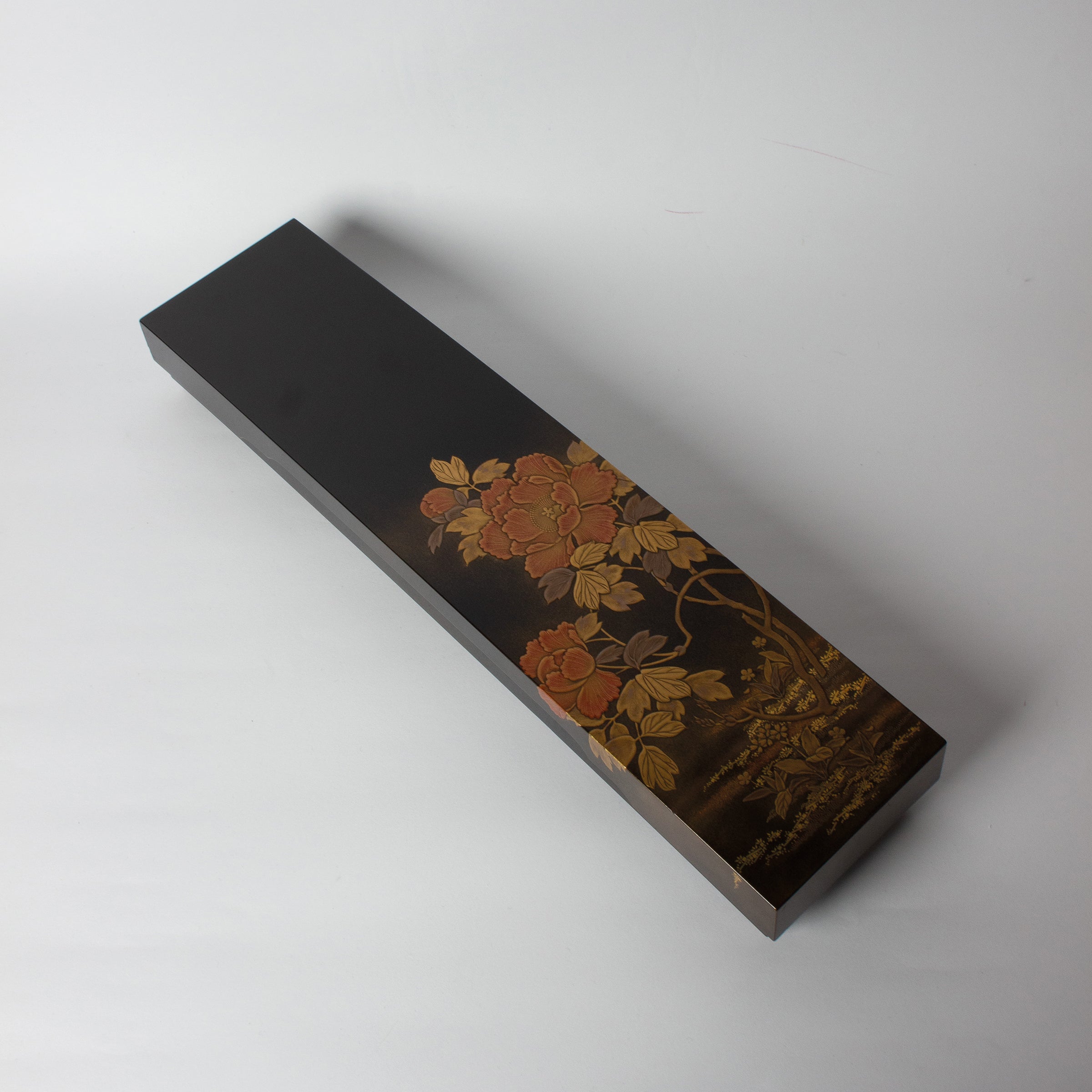 Boîte longue en laque urushi japonaise, pivoines en maki-e poudres d'or