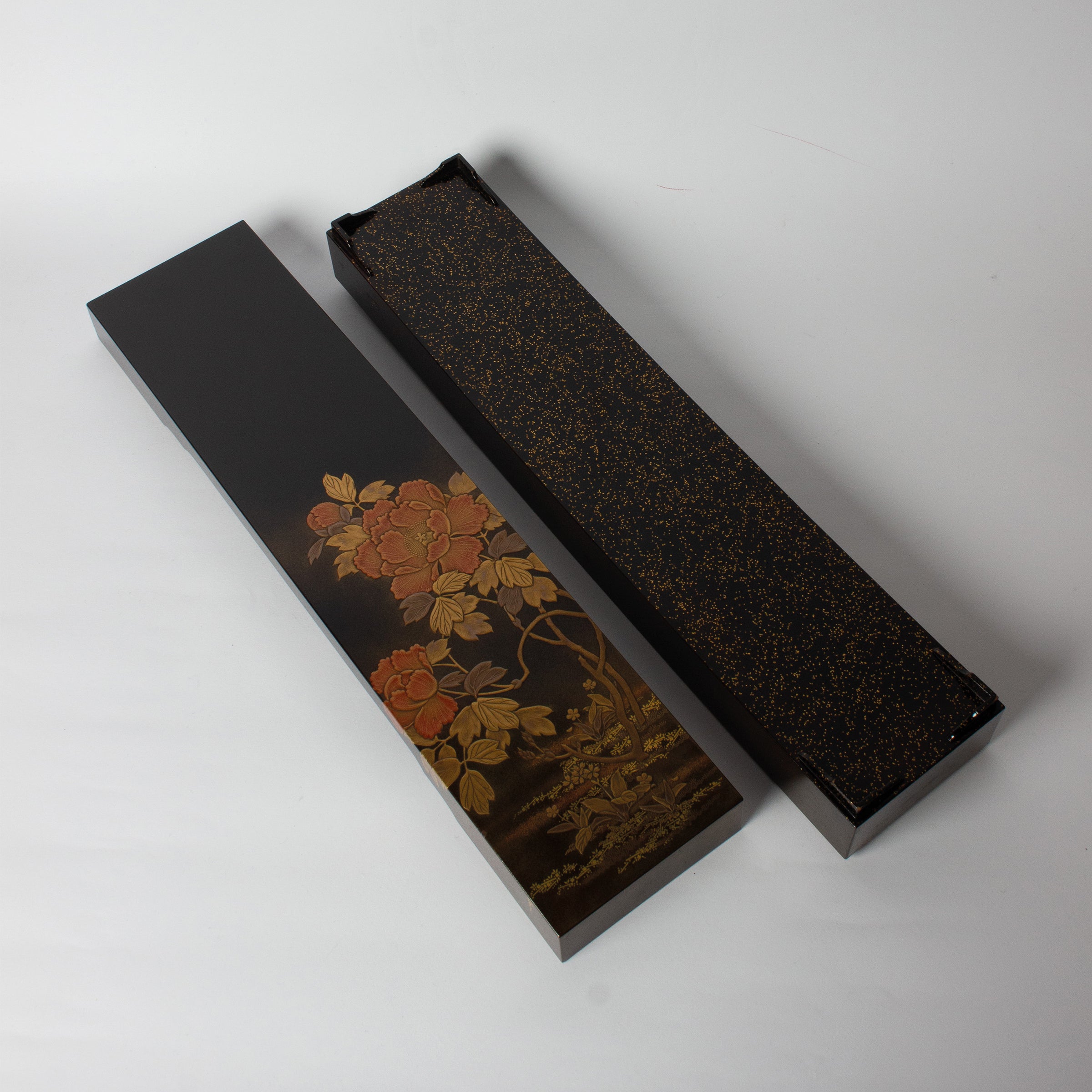Boîte longue en laque urushi japonaise, pivoines en maki-e poudres d'or