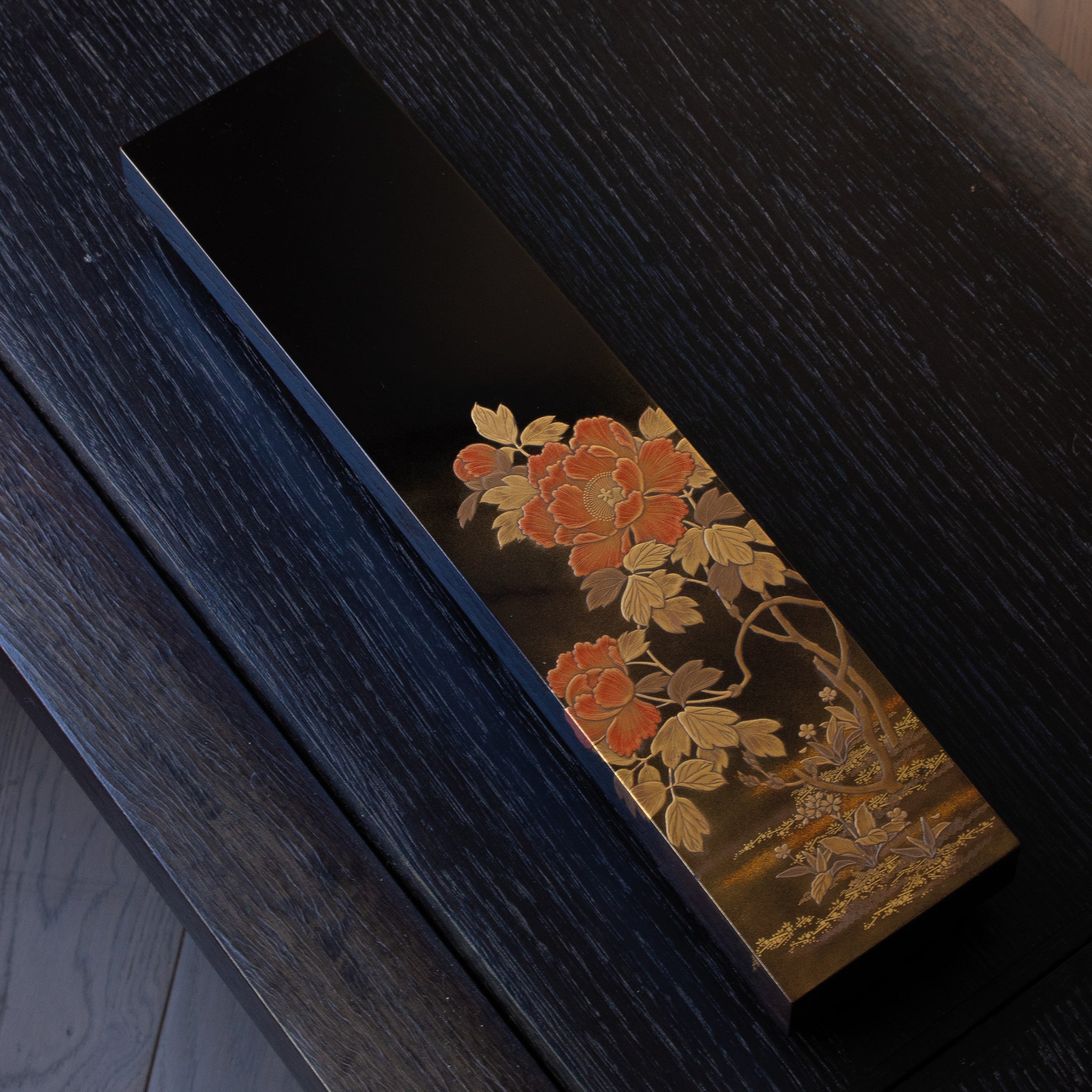 Long box in Japanese urushi lacquer, peonies in maki-e gold powder