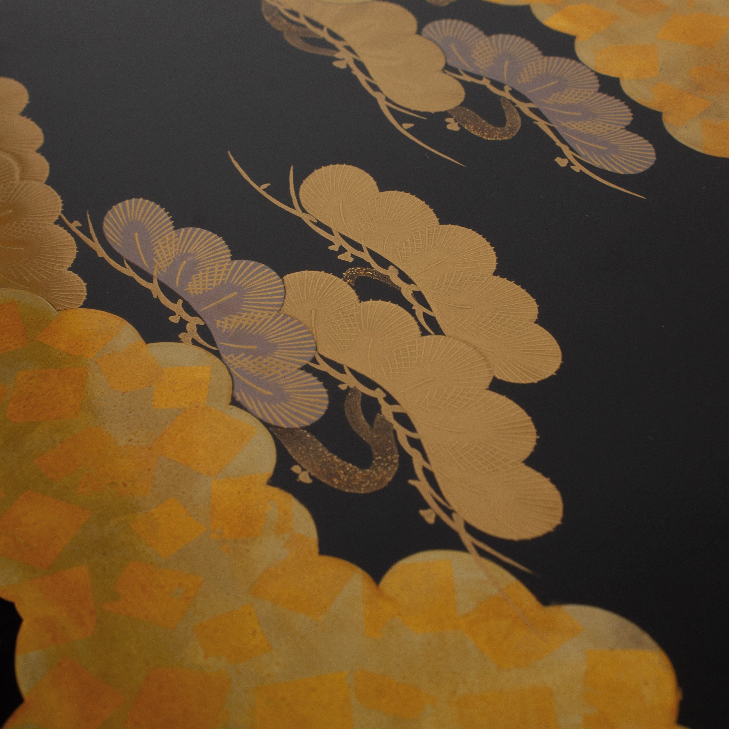 Boîte de Kawahara Toyoharu, laque urushi de Wajima, décor nuages et pins maki-e (poudre d'or)