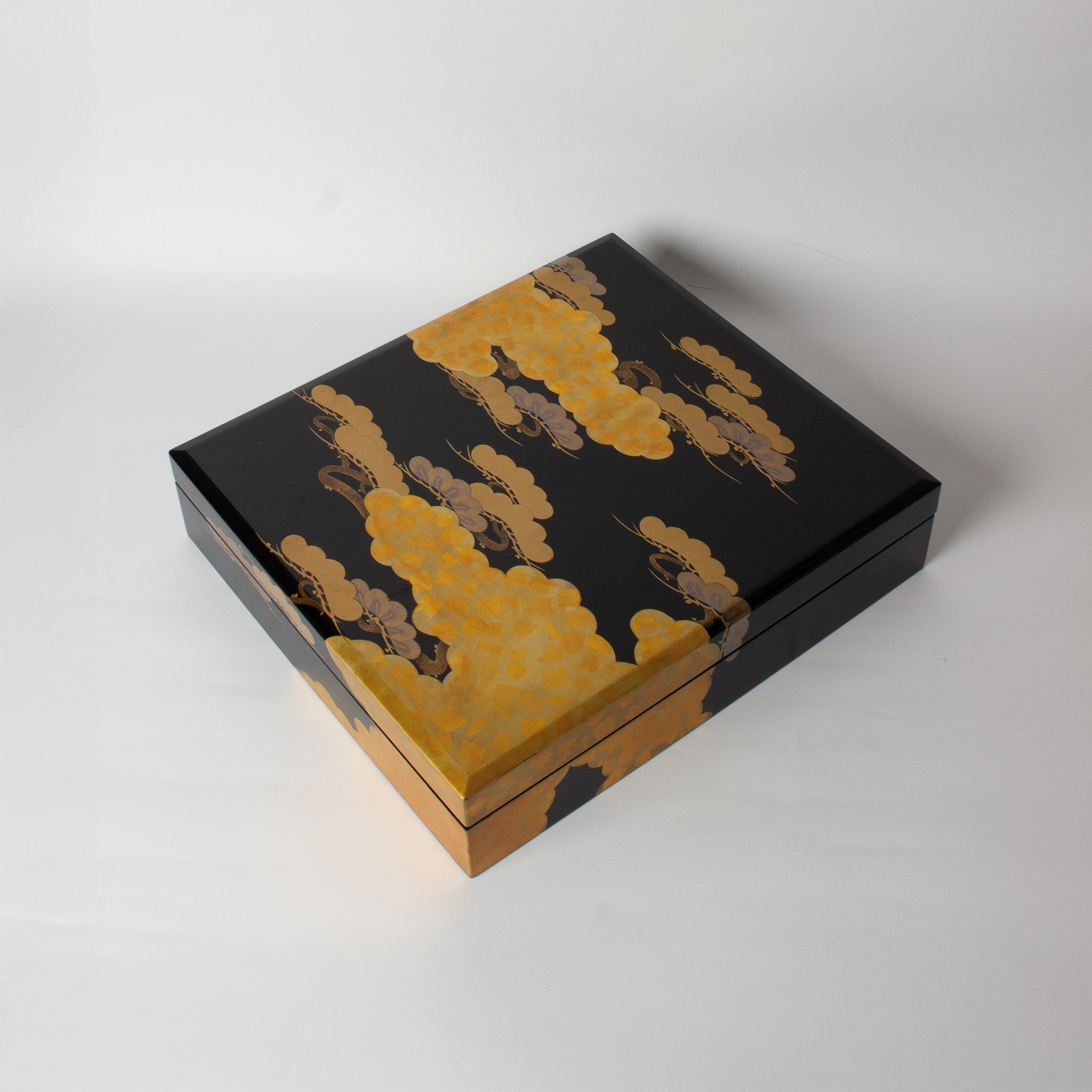 Boîte de Kawahara Toyoharu, laque urushi de Wajima, décor nuages et pins maki-e (poudre d'or)
