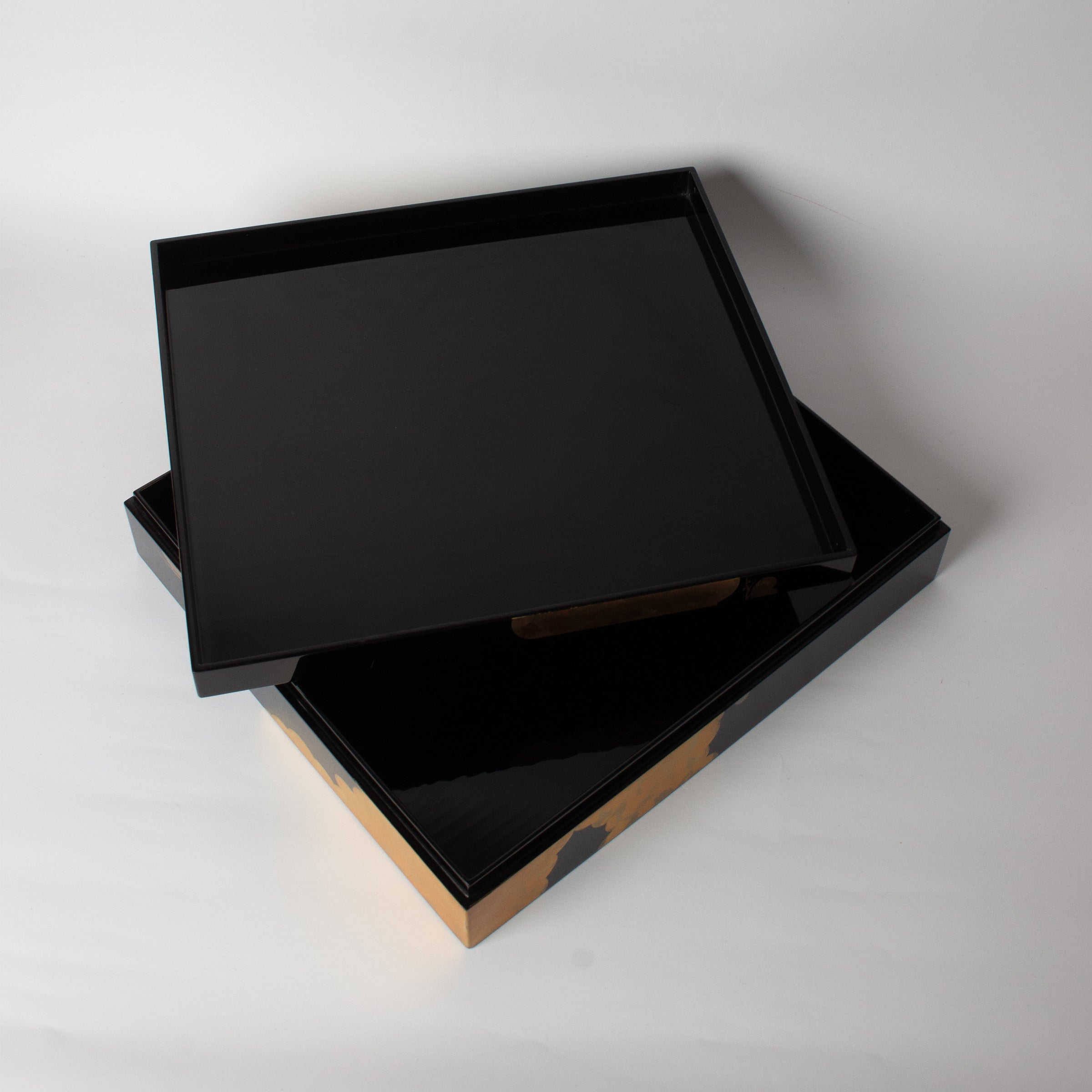 Boîte de Kawahara Toyoharu, laque urushi de Wajima, décor nuages et pins maki-e (poudre d'or)