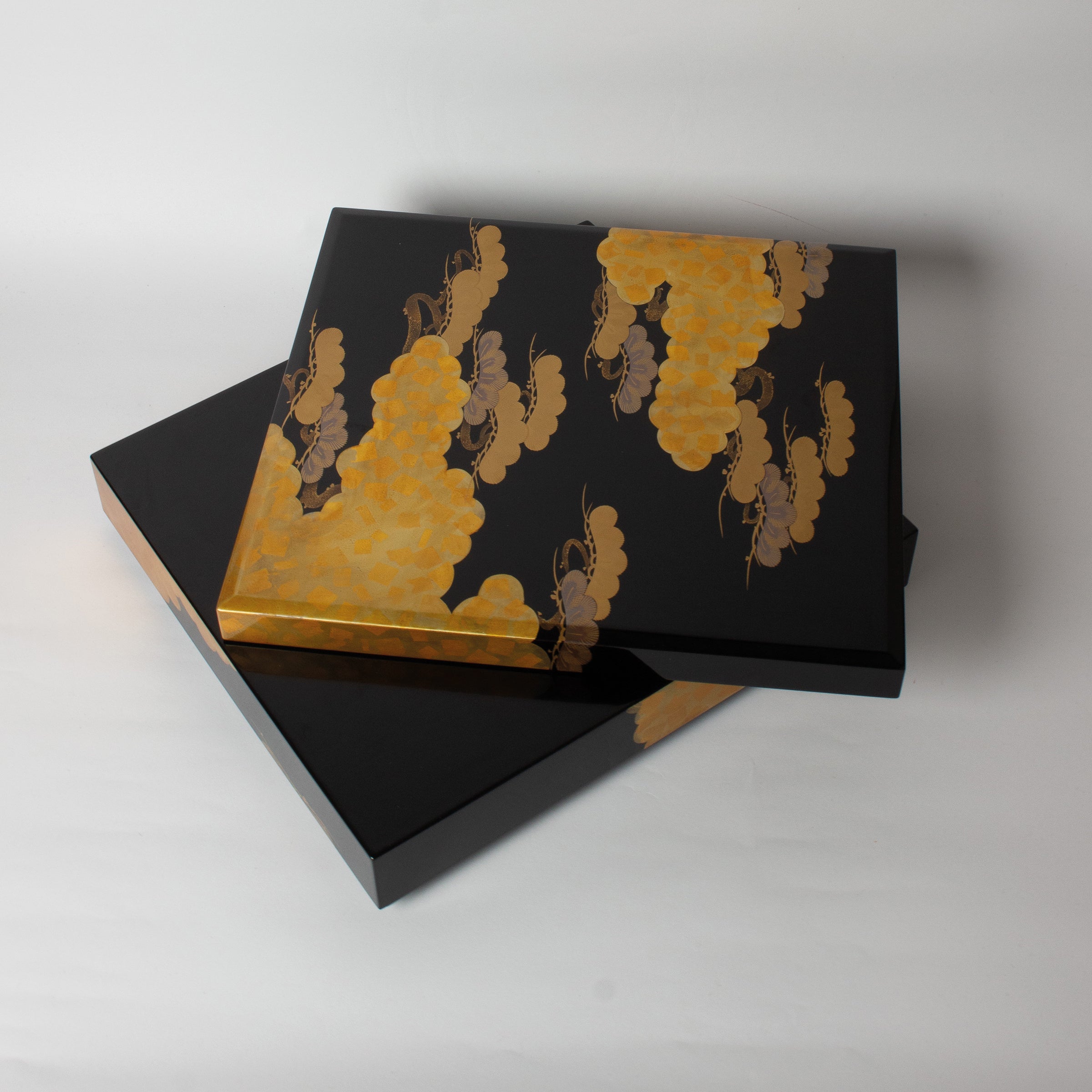 Boîte de Kawahara Toyoharu, laque urushi de Wajima, décor nuages et pins maki-e (poudre d'or)