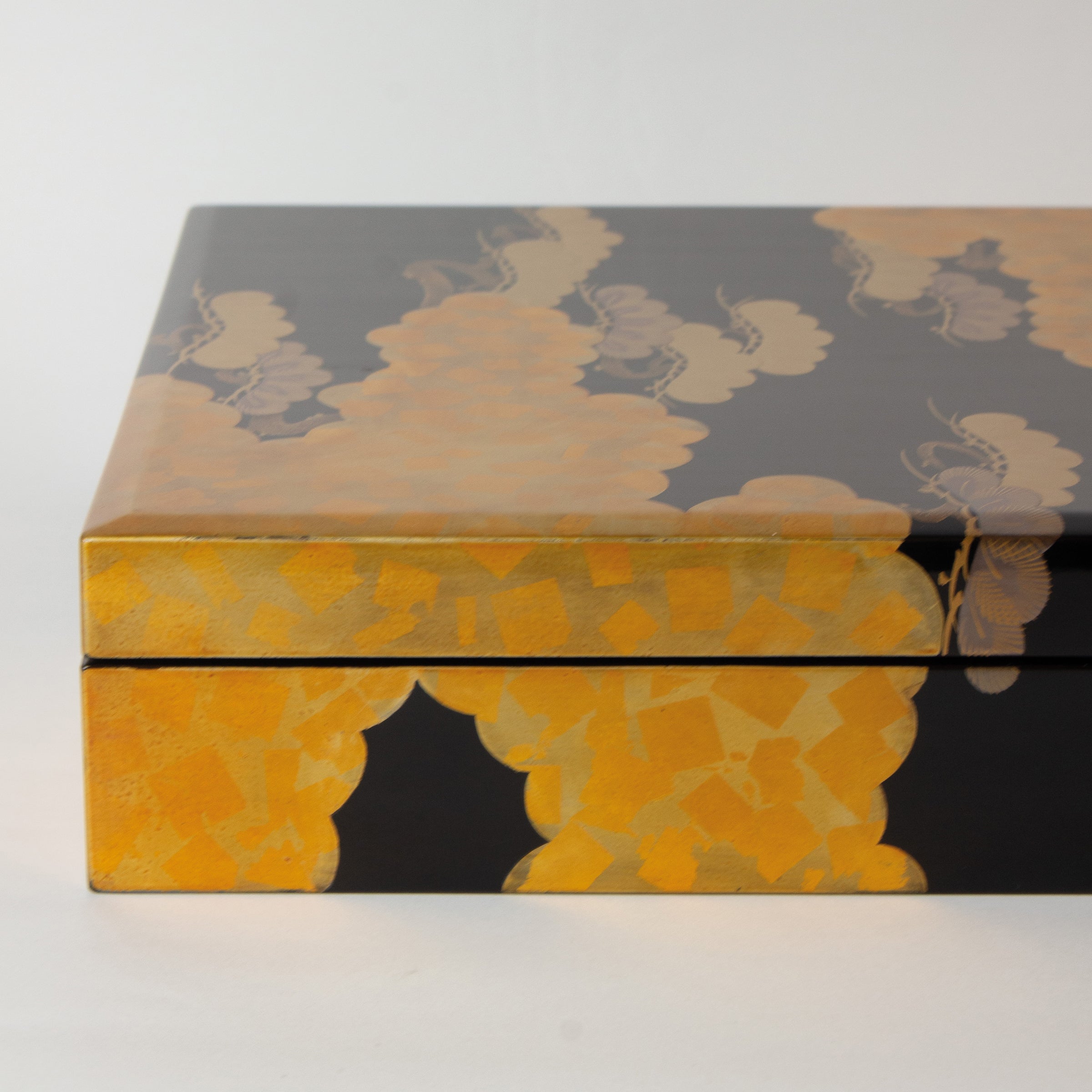 Boîte de Kawahara Toyoharu, laque urushi de Wajima, décor nuages et pins maki-e (poudre d'or)