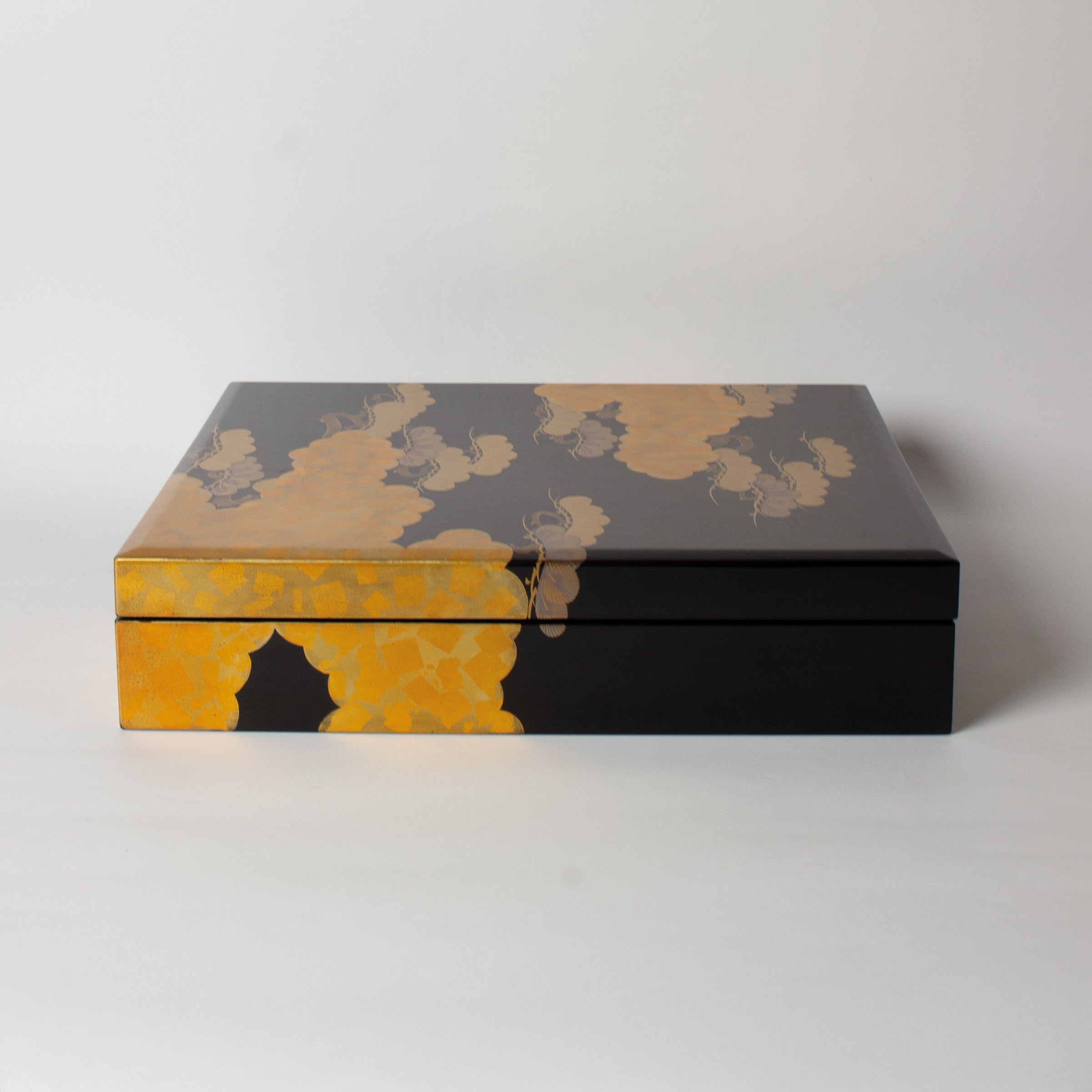 Boîte de Kawahara Toyoharu, laque urushi de Wajima, décor nuages et pins maki-e (poudre d'or)