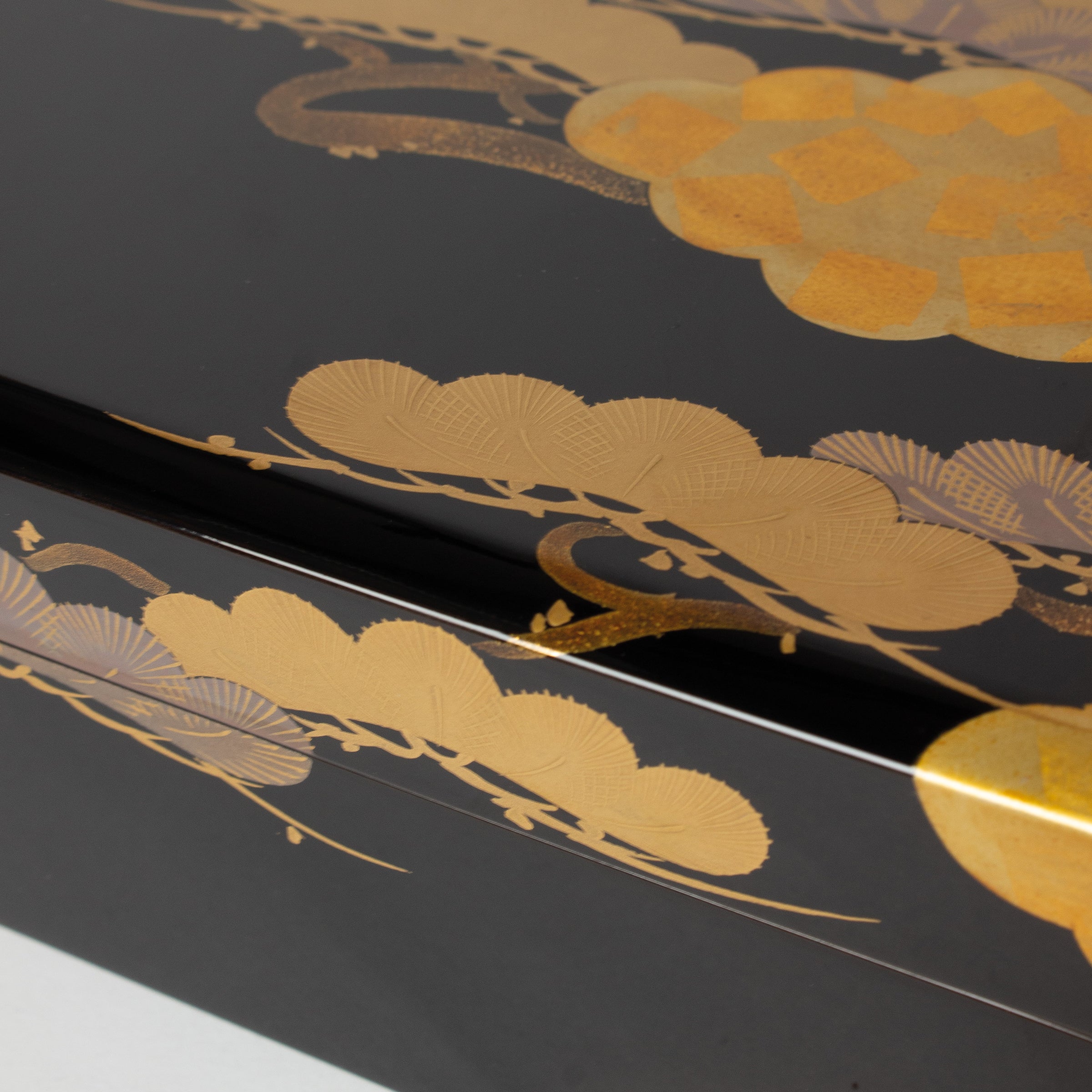 Boîte de Kawahara Toyoharu, laque urushi de Wajima, décor nuages et pins maki-e (poudre d'or)