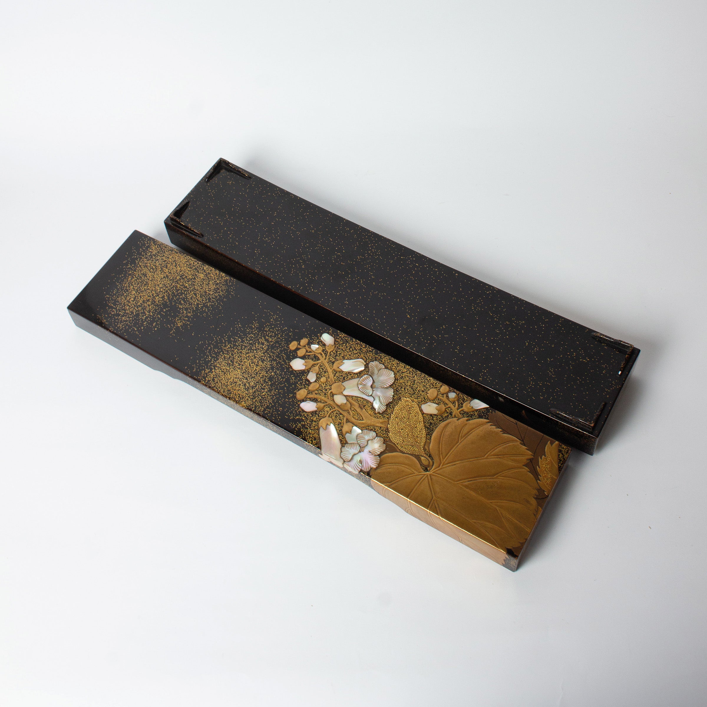 Poem box (tanzakubako) in lacquer, embossed gold powder and mother-of-pearl, Rimpa school