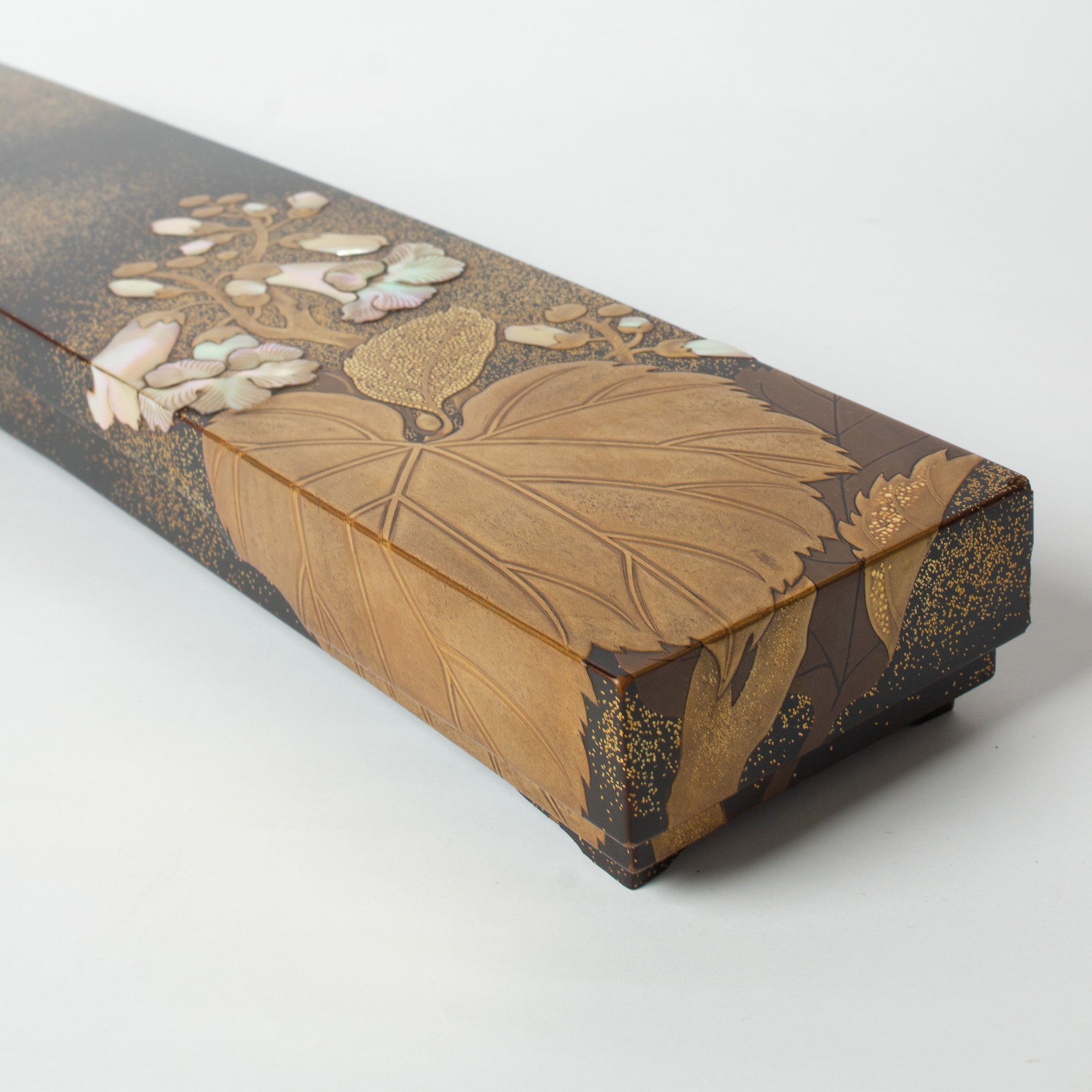 Poem box (tanzakubako) in lacquer, embossed gold powder and mother-of-pearl, Rimpa school